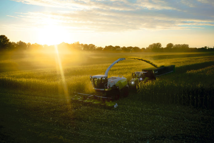 Sowohl der Feldhäcksler Jaguar 900 als auch der Traktor Axion 900 sind mit den Claas Terra Trac-Laufwerken ausgestattet.