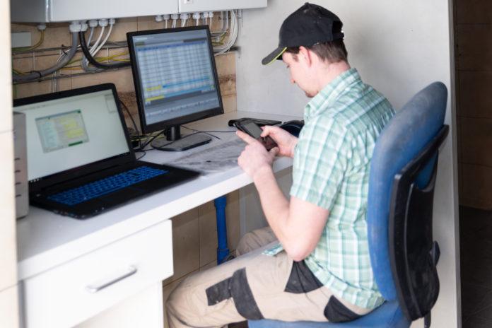 Bauer Arbeitet Am Pc In Der Landwirtschaft
