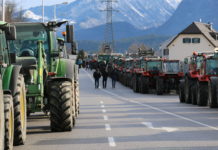 Preisdumping: Die Bauern wehren sich Am Aschermittwoch protestierte der Tiroler Bauernbund bei der heimischen SPAR-Zentrale in Wörgl.