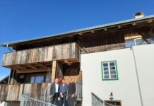 Dorferneuerung: Neues Leben für den “Kasperhof” Besuch in Patsch: LR Johannes Tratter (li.) gratuliert Eigentümern und Architektenteam zur gelungenen Revitalisierung des „Kasperhofes“.