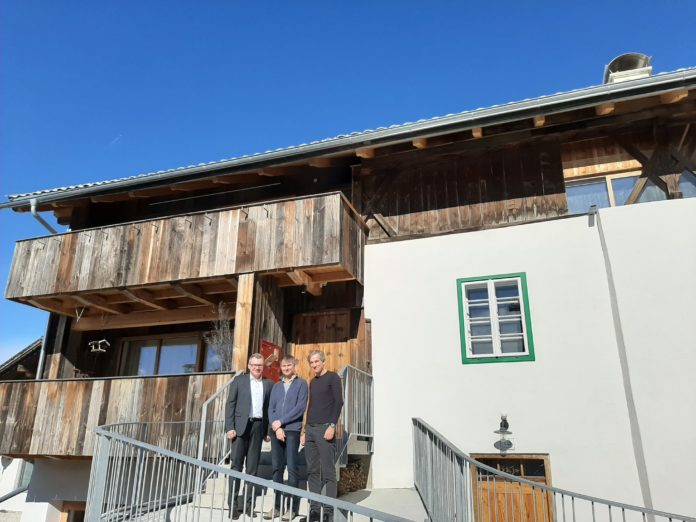 Lr20200226 112456 Besuch in Patsch: LR Johannes Tratter (li.) gratuliert Eigentümern und Architektenteam zur gelungenen Revitalisierung des „Kasperhofes“.
