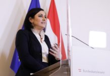 Melange wird mit Mundschutz serviert: am 15. Mai öffnet die Gastronomie