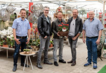 „Bergalarm“ ist die Blume des Jahres 2020 Josef Norz jun., die Musikgruppe Bergalarm und Josef Norz sen. (Blumenwelt Norz-Tichoff) sind begeistert von der „Blume des Jahres“.