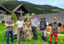 Ein Almauftrieb mit Sorgenfalten Das Team der Schönanger-Alm hat den Dienst angetreten. Johann Schönauer (Mitte) hat den Herrgott in der Hand. Erst wenn dieser auf seinem Platz ist, ist der Almsommer offiziell eröffnet.