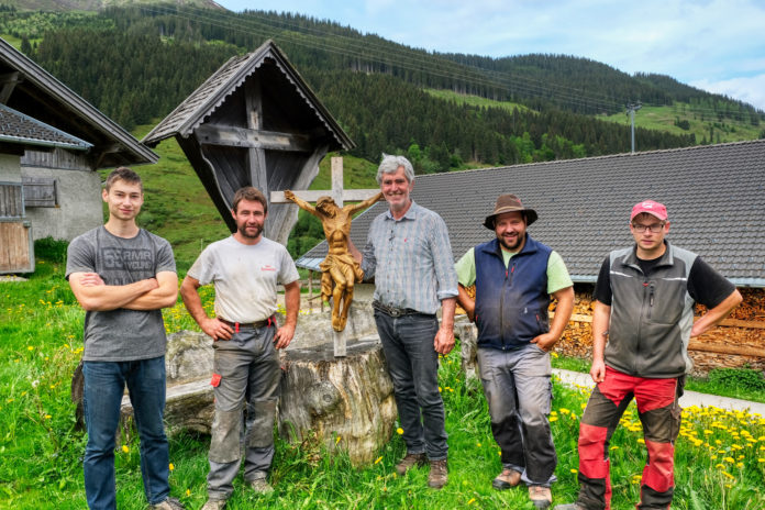 Das Team der Schönanger-Alm hat den Dienst angetreten. Johann Schönauer (Mitte) hat den Herrgott in der Hand. Erst wenn dieser auf seinem Platz ist, ist der Almsommer offiziell eröffnet.