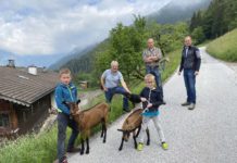 Hechenberger und Gahr für Senkung des Schutzstatus Die beiden Tiroler Nationalräte beim Lokalaugenschein in Bruck a. Z.