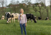 Prost auf unsere heimische Milch! Die Coronakrise bringt die Milchwirtschaft in Bedrängnis. Ein Umdenken der Konsumenten orten Josef Geisler und Josef Hechenberger bei der Selbstversorgung im eigenen Land. Die Tiroler Landwirtschaft gewinnt an Bedeutung.