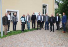 Runder Tisch zur Rückkehr des Wolfes in Landeck Spitzenvertreter der Politik, Behörden, Wirtschaft, Landwirtschaft und Jägerschaft nahmen am Runden Tisch zum Thema Wolf teil.