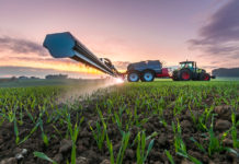 Gezogene Spritze mit 12.000 Litern