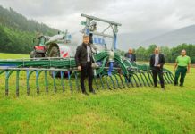 Initiative für bodennahe Gülleausbringung Betriebsbesuch im Zuge des Pilotprojekts für die gemeinschaftliche Maschinennutzung zur emissionsarmen Gülleausbringung: LH-Stv. Josef Geisler (2. v. r.) mit Maschinenring-Landesgeschäftsführer Abg. z. NR Hermann Gahr (3. v. r.) und GF Josef Gahr (MR Innsbruck-Land) sowie dem Stationslandwirt Robert Hauser (r.)
