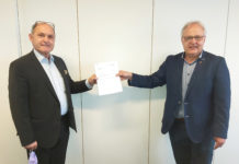 NR Gahr bringt Wolfspetition ein Abg. z. NR Hermann Gahr übergibt die Petition des Tiroler Almwirtschaftsvereins dem Nationalratspräsidenten Wolfgang Sobotka