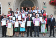 LLA Imst: Landwirtschaftliche MeisterInnenbriefe verliehen (Letzte bis erste Reihe, v. l.:) Kapferer Georg (AV Obmann), Hauser Wolfgang (ARGE Meister), Ing. Juen Paul (Dir. Stv.), Lechleitner Christoph, DI Moritz Thomas, ÖR Köll Rudolf (BLK), Walser Stephan, KV Mag. Harasleben Wolfgang; Kammerlander Alexandra (ARGE Meister), Wille Johanna, Nöbl Cyprian, Plangger Florian, Holzknecht Marcel, DI Darmann Evelyn (LFA); Feichtner Viktor (SVS), Wille Andreas, Kleiner David, Erhart Lukas, Grünerbl Georg, Obertimpfler Dietmar, Bez. Bäuerin Denoth Gertrud; File Georg, File Lisa (mit Margaretha) Erhart Stefanie, Auer Silvia, Wieser Stefan, Gasser Martin, Lk-Vizepräsidentin ÖR Brunschmid Helga (LK Tirol), Direktor DI Gstrein Josef