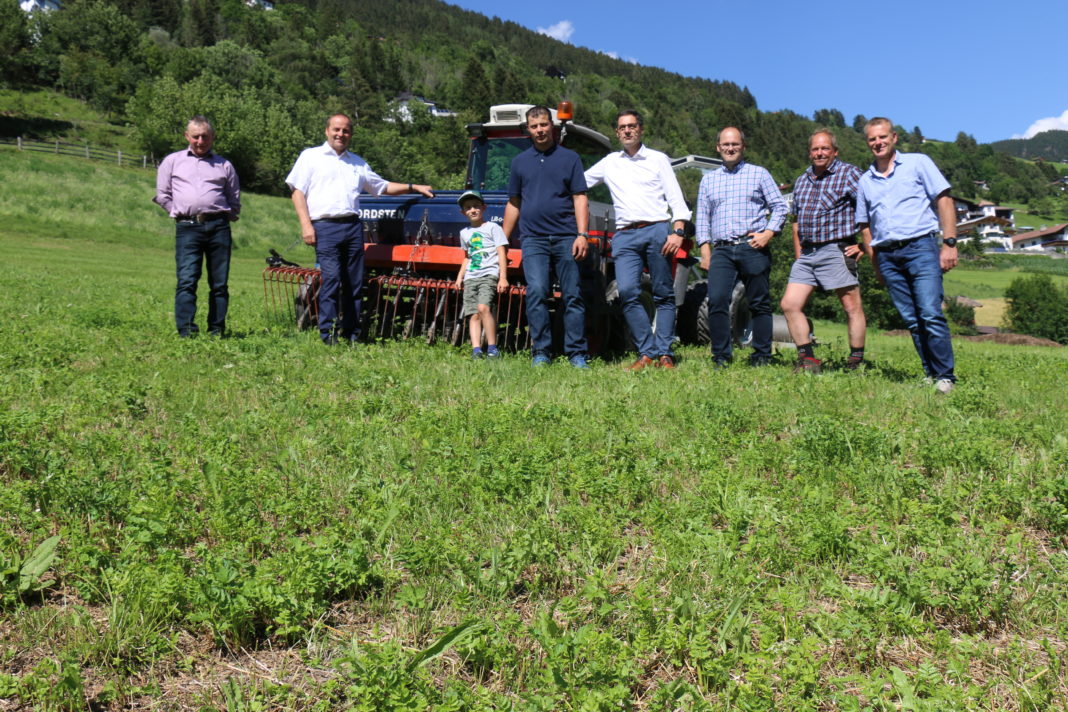 Elmar Monz, Bezirksbauernobmann Landeck, Bauernbundobmann LHStv. Josef Geisler, Grundbesitzer Stefan Gebhart mit Sohn Leo, Bauernbunddirektor BR Dr. Peter Raggl, Bauernbund-Bezirksgeschäftsführer Ing. Mag. (FH) Peter Frank, Albert Erhart vom Maschinenring und Peter Schlatter, Ortsbauernobmann von Fließ