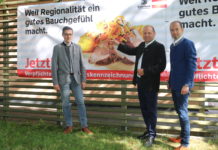 Fürs Bauchgefühl: Regionalitäts-Aktion in Tirol gestartet Der Tiroler Bauernbund fordert die verpflichtende Herkunftskennzeichnung von Milch, Fleisch und Eiern im Handel und in der Gemeinschaftsverpflegung. (v. l.: Tirols Bauernbunddirektor BR Dr. Peter Raggl, Bauernbundobmann LHStv. Josef Geisler und LK-Präsident NR Josef Hechenberger)