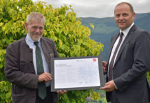 Tirol: Gemeinsamer Weg in der Tbc-Bekämpfung Der Tiroler Jägerverband und das Land Tirol werden in der Seuchenbekämpfung beim Rotwild künftig noch enger zusammenarbeiten. Ein diesbezügliches Abkommen haben Landesjägermeister Anton Larcher (li.) und LHStv Josef Geisler nunmehr unterzeichnet.