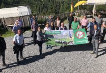 Wolfsthematik verlangt nach Schulterschluss Der Verein almohnewolf.at versammelte Politiker der EU-, Bundes- und Landesebene beim Lokalaugenschein auf der Versing Alm in See.