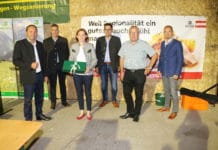 Die Herausforderungen für die heimischen Bauern sind vielfältig Bauernbundobmann LHStv. Josef Geisler, Bezirksbauernobmann Hannes Partl, EU-Abgeordnete Simone Schmiedtbauer, Bauernbunddirektor BR Dr. Peter Raggl, NR Hermann Gahr und LK-Präsident NR Josef Hechenberger freuten sich über zahlreiche Teilnehmer bei der Diskussion im Rahmen des ersten heurigen Bauernbund-Sommergespräches am Fischerhof der Familie Lener in Terfens.