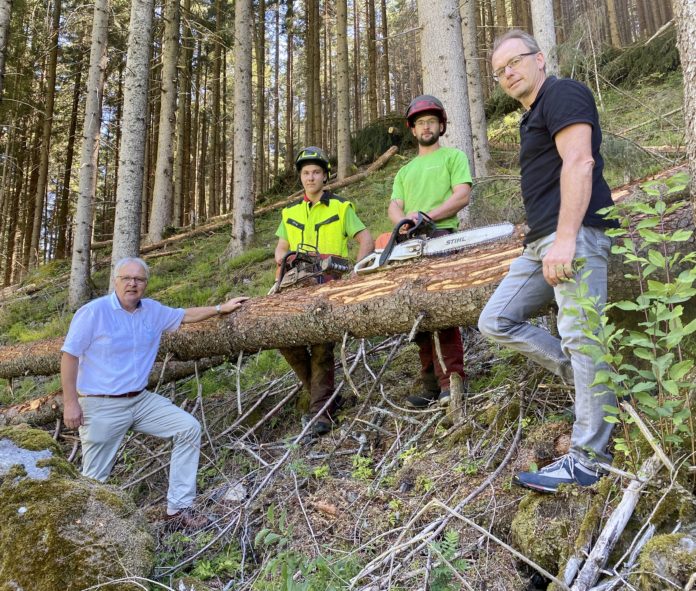 IMG 5879 Abg. z. NR Hermann Gahr mit Arbeitern des Maschinenrings und Landtagsabgeordneten und Maschinenring-Osttirol-Geschäftsführer LAbg. Martin Mayerl.