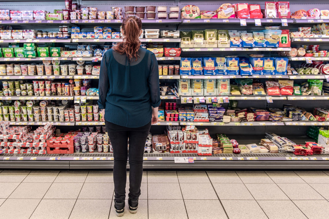 Frau vor Supermarktregal