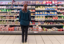 Lebensmitteleinzelhandel mit kräftigem Zuwachs im ersten Halbjahr Frau vor Supermarktregal