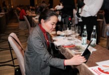 Weltweit erste Hybrid-Weinverkostung