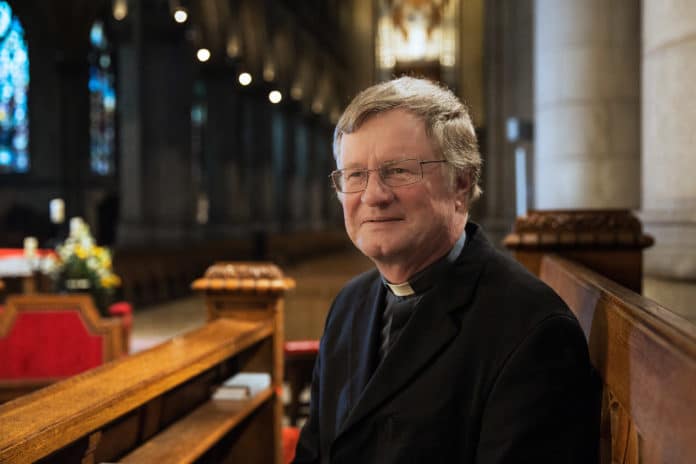 Bischof Scheuer Querformat InKirchenbank3 Diözese Linz Hermann Wakolbinger