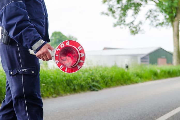 Polizeitkontrollen Polizist Mit Kelle
