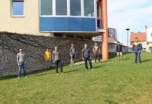 Junge Männer, die über den Tellerrand schauen Zivildiener