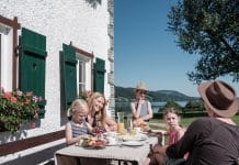 Reisende sind hungrig auf Urlaub am Bauernhof