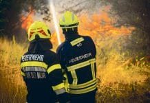 Schulter an Schulter gegen die Feuerwand