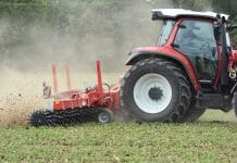 Pöttinger kann auch hacken und striegeln