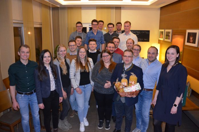 ÖVP-Klubobmann August Wöginger (4.v.r.) mit den jungen Bäuerinnen und Bauern