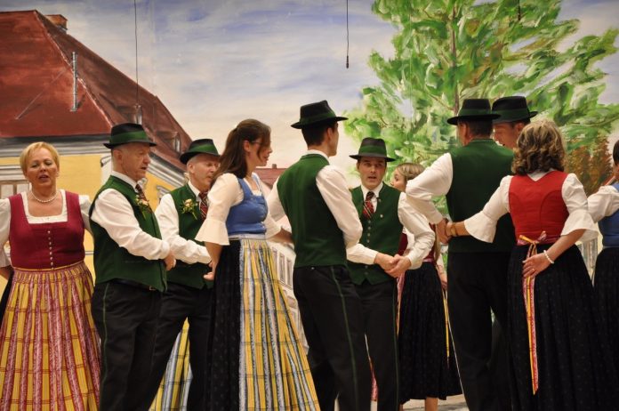 Obwohl der Saal heuer wieder leer bleiben musste, haben die Ruden „Gstanzl“ gedichtet.