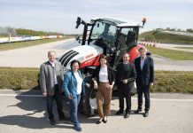 Bäuerinnen trainierten sicheres Fahren mit dem Traktor