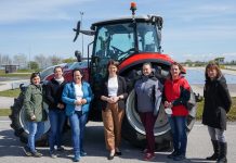 Bäuerinnen trainieren sicheres Traktorfahren