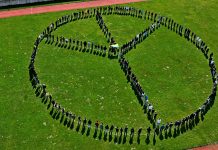 Jugend setzt lebendiges Zeichen des Friedens