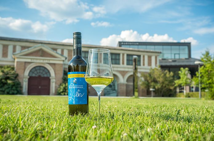 Der Wein zum 10. Niederösterreichischen Trachtenball In Grafenegg