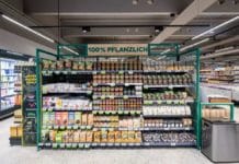 Sonnenstrom und Hopfen vom Supermarkt-Dach Billa-Regal