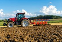 Neue Drehpflüge und Sämaschinen