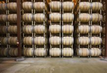 Rund um den Globus sind die Weintanks nur mäßig gefüllt Weinkeller