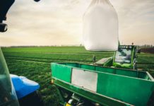 Dünger kaufen oder weiter zuwarten? Dünger streuen