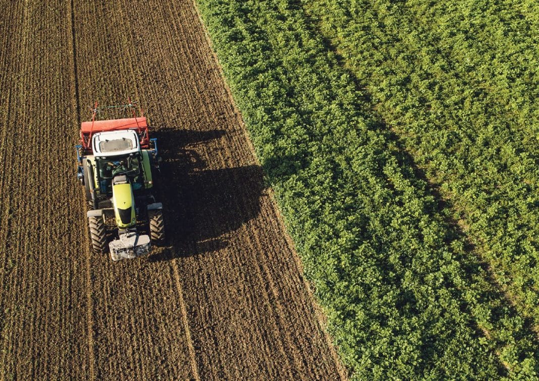 Traktor am Feld