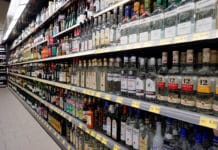 Kritik an Irlands Plänen für Alkohol-Schocketiketten Spirituosenregal