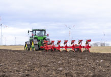 Aufsatteldrehpflug geht raus aus der Furche