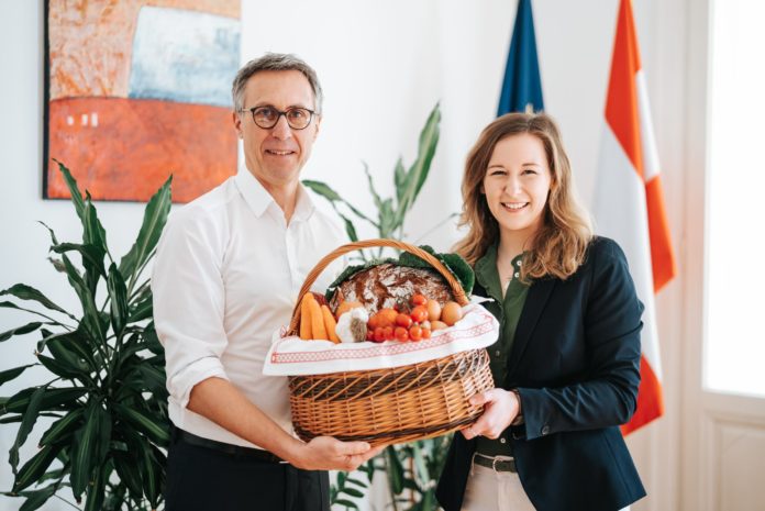 Georg Strasser mit Claudia Plakolm