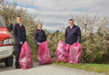 Zusammen Müll sammeln