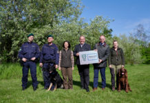 Jäger und Polizisten im Einsatz gegen Tierseuche