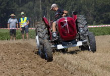 Jugend vom Land mit Top-Leistungen beim Pflügen und Tanzen