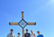 Ein neues Gipfelkreuz zur Dankbarkeit