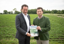 NÖ Bauernbund: Forderungspapier am Acker übergeben